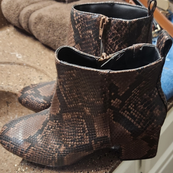 Boots New Never Worn - Picture 2 of 2